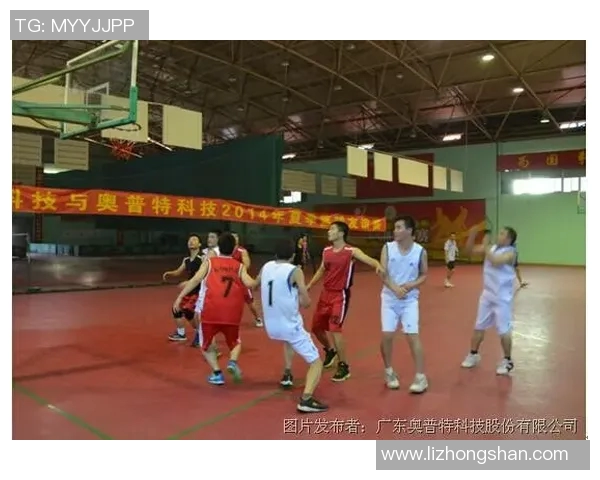 篮球明星温情时刻精彩拥抱视频素材尽显友谊与团队精神