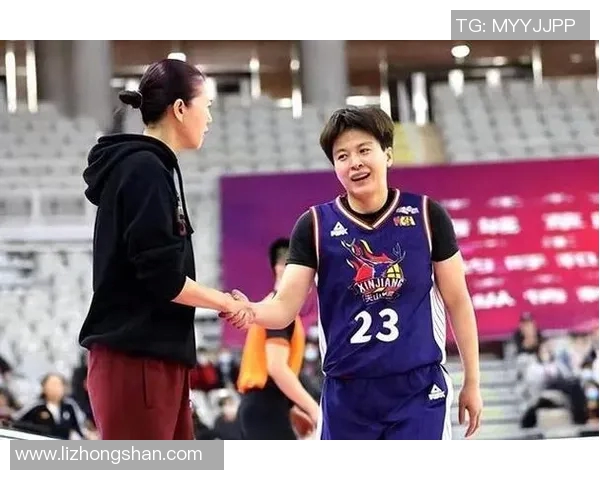 女明星展现运动魅力打篮球视频引发粉丝热议与追捧